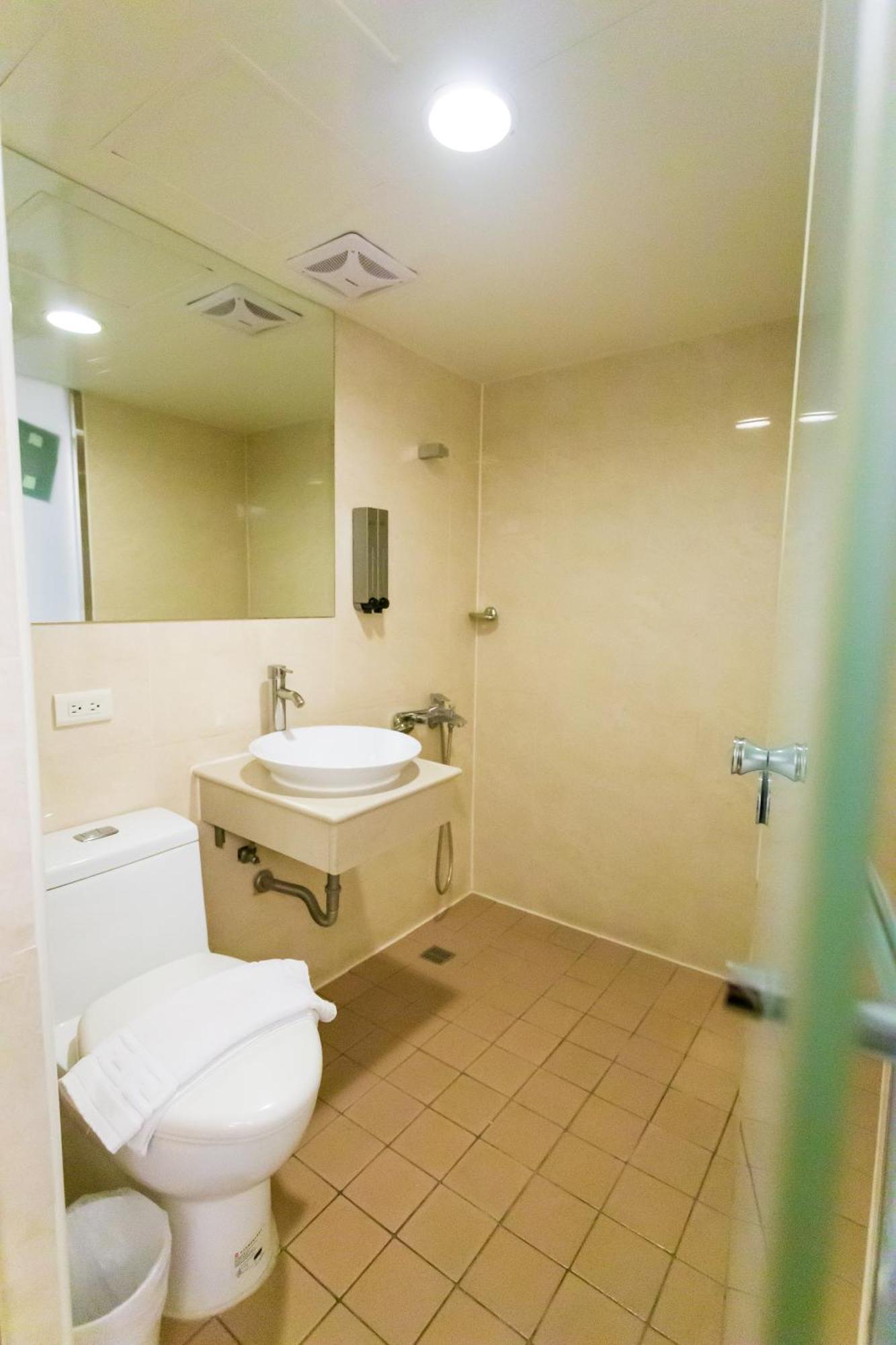 Newrise Hotel Каосюн Екстериор снимка